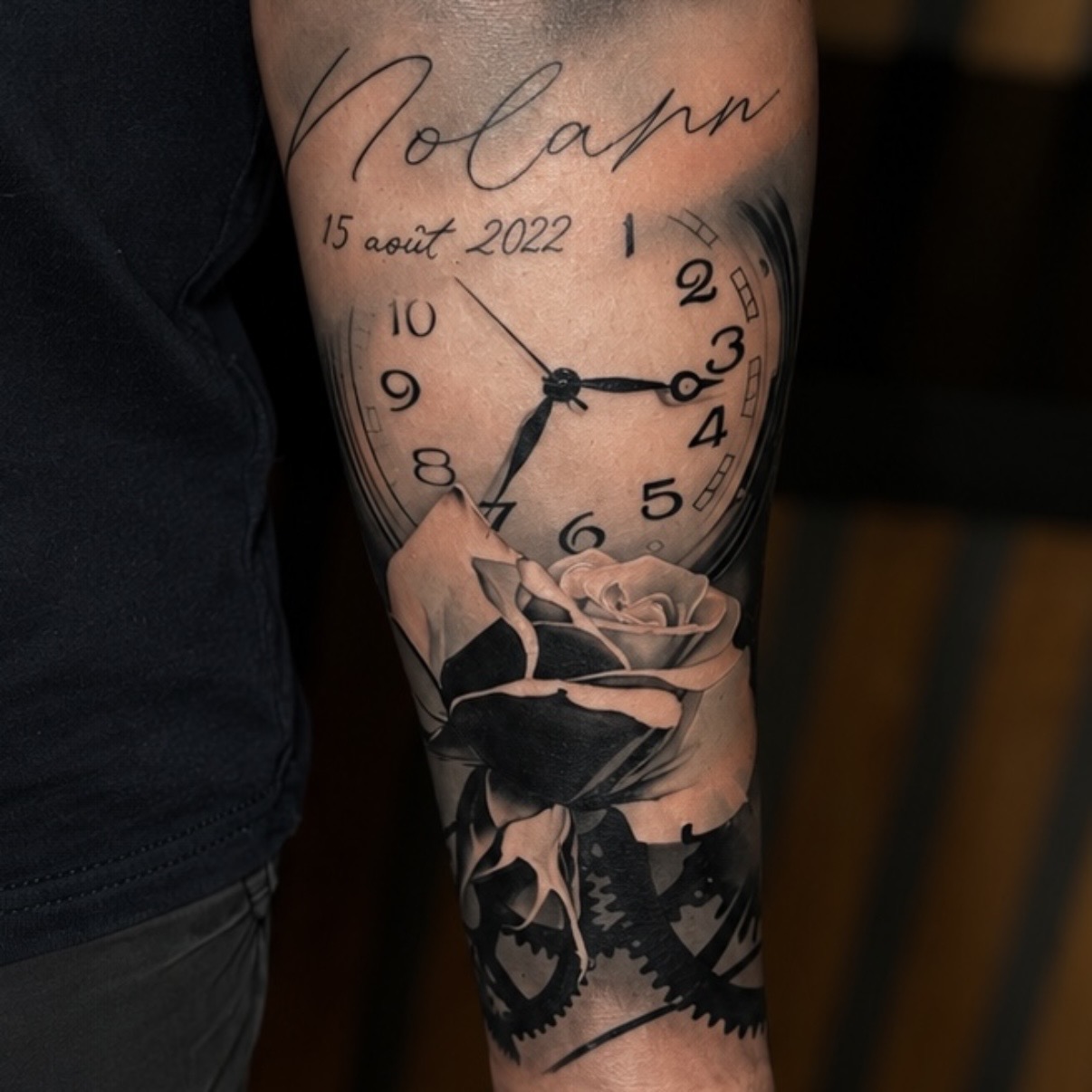 Tatouage d'horloge et rose sur l'avant-bras — vue principale