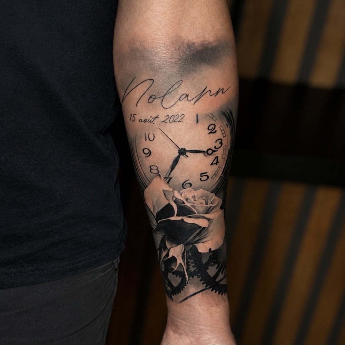 Tatouage d'horloge et rose — placement sur l'avant-bras