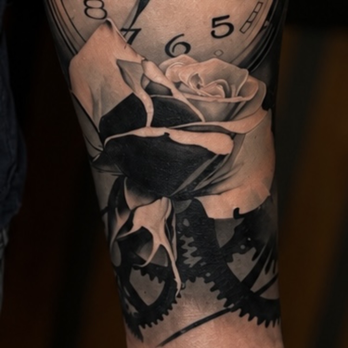 Tatouage d'horloge et rose — vue d'ensemble