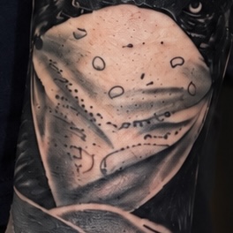 Tatouage des 3 singes — vue rapprochée
