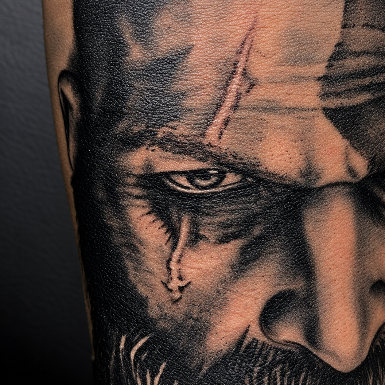 Tatouage de Kratos — vue rapprochée
