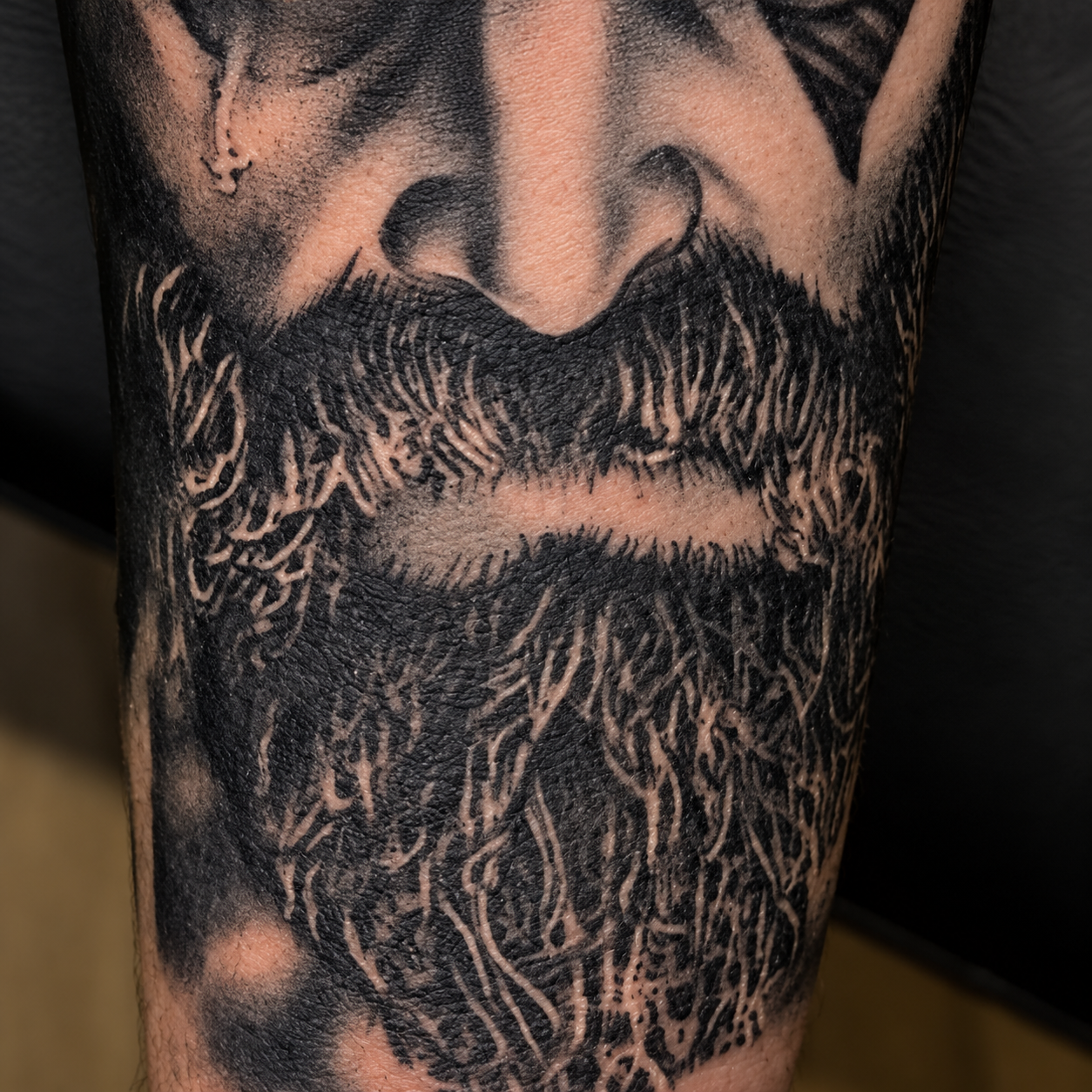 Tatouage de Kratos — détail de la barbe