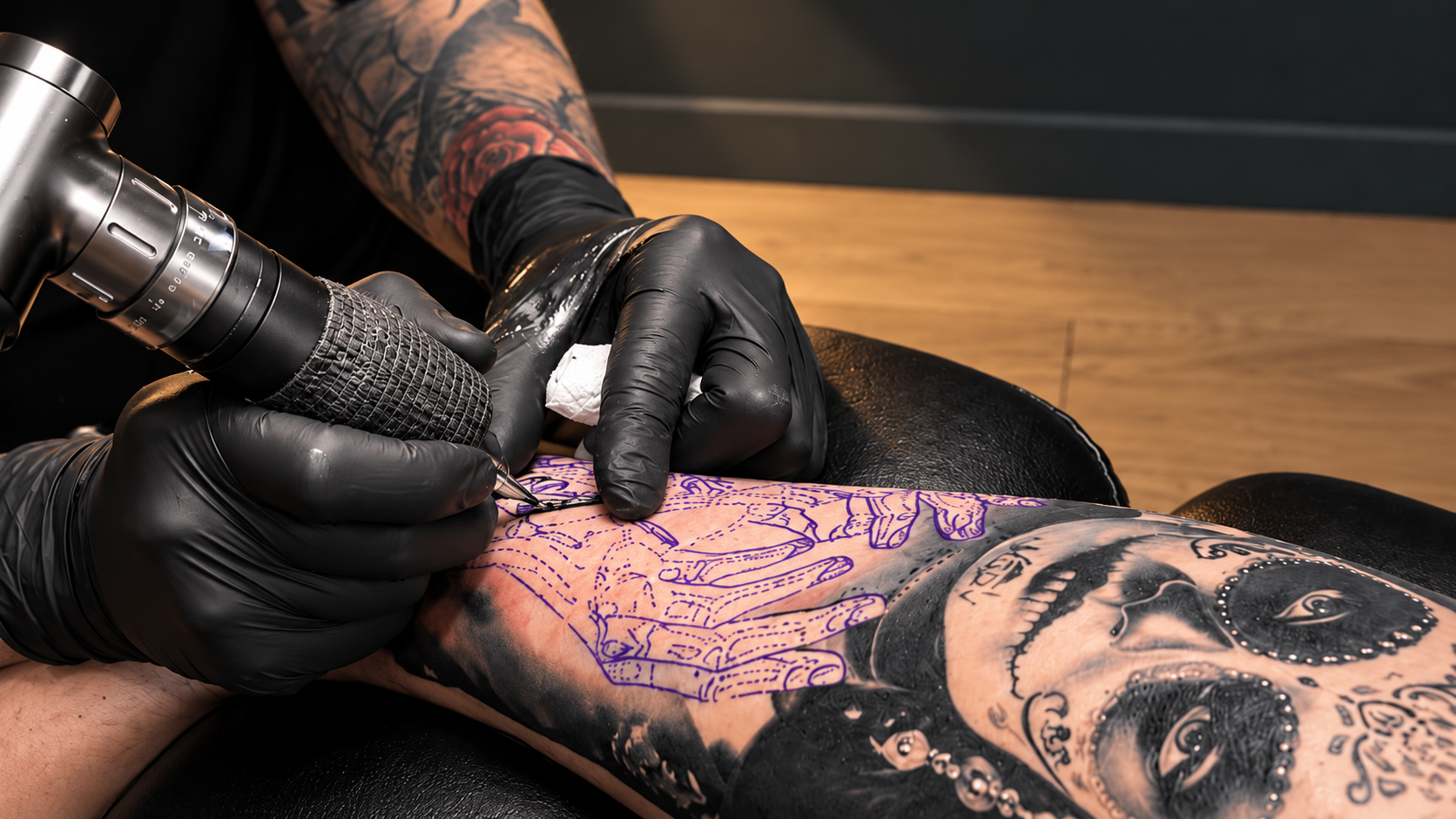 Séance de tatouage au studio