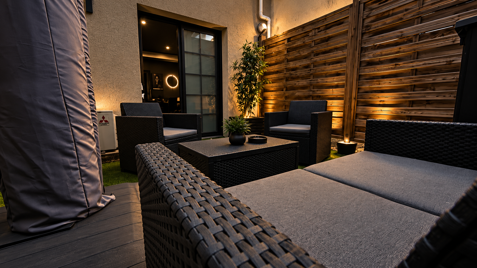 Terrasse extérieure du studio, ambiance en soirée