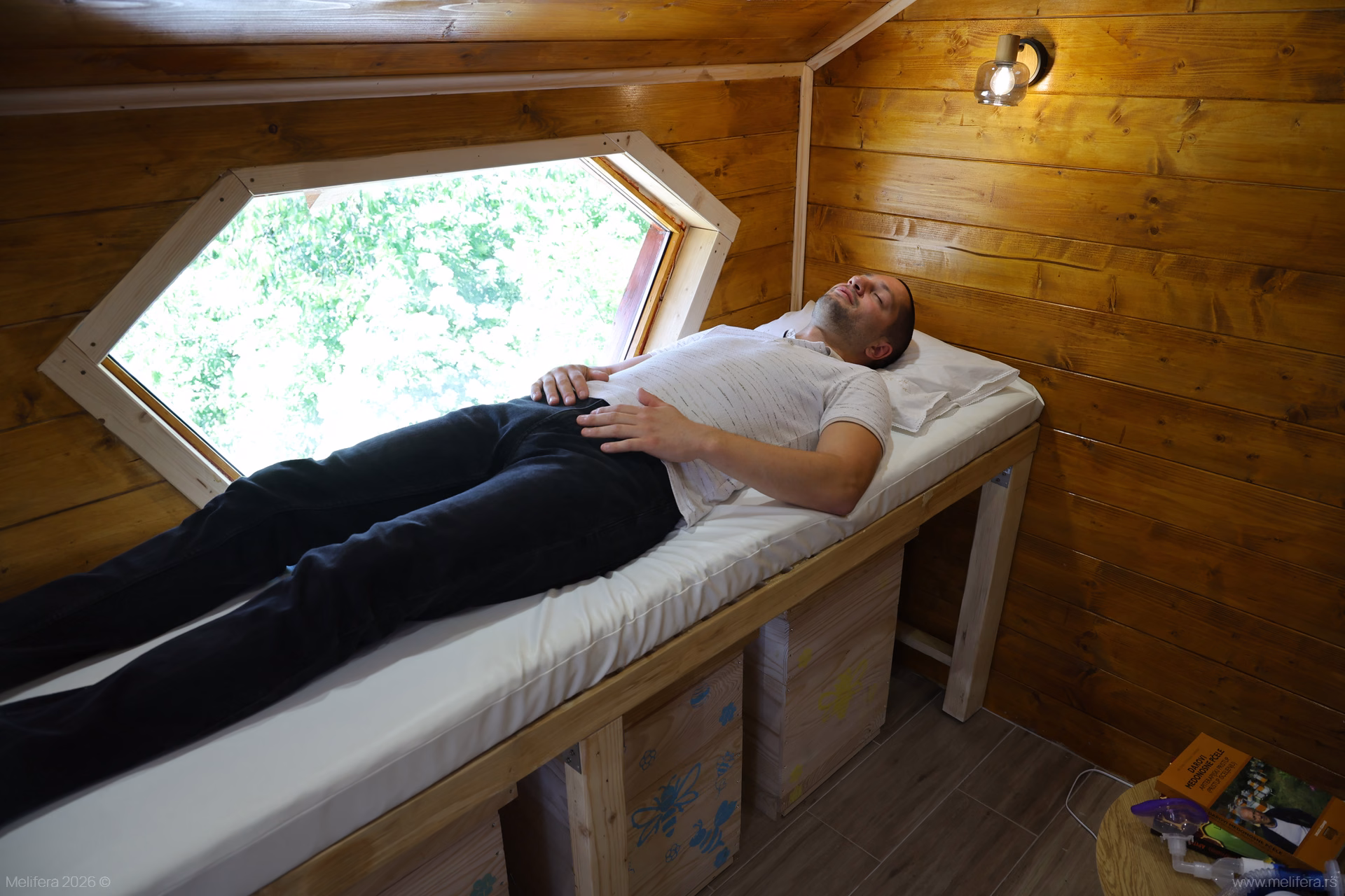 Prirodni wellness ambijent za opuštanje uz umirujuće zujanje pčela i miris meda i voska