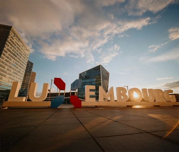 Lettres monumentales LUXEMBOURG devant les tours du quartier d'affaires du Kirchberg