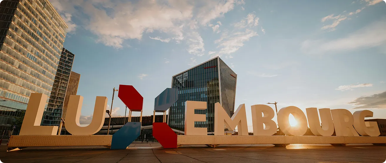 Cette image montre le panneau "LUXEMBOURG" situé dans le quartier d'affaires de Kirchberg à Luxembourg-Ville.Le Grand-Duché est reconnu comme le plus grand centre de fonds d'investissement en Europe.