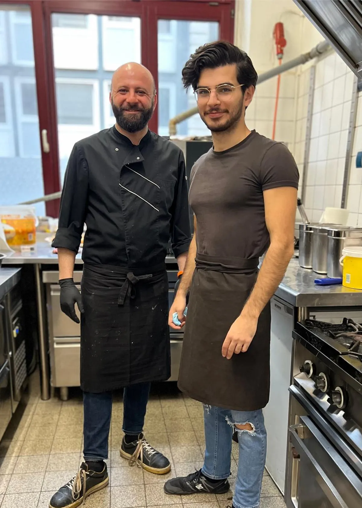 Zinar in seiner früheren Arbeit als Kellner vor dem Start ins Remote Closing