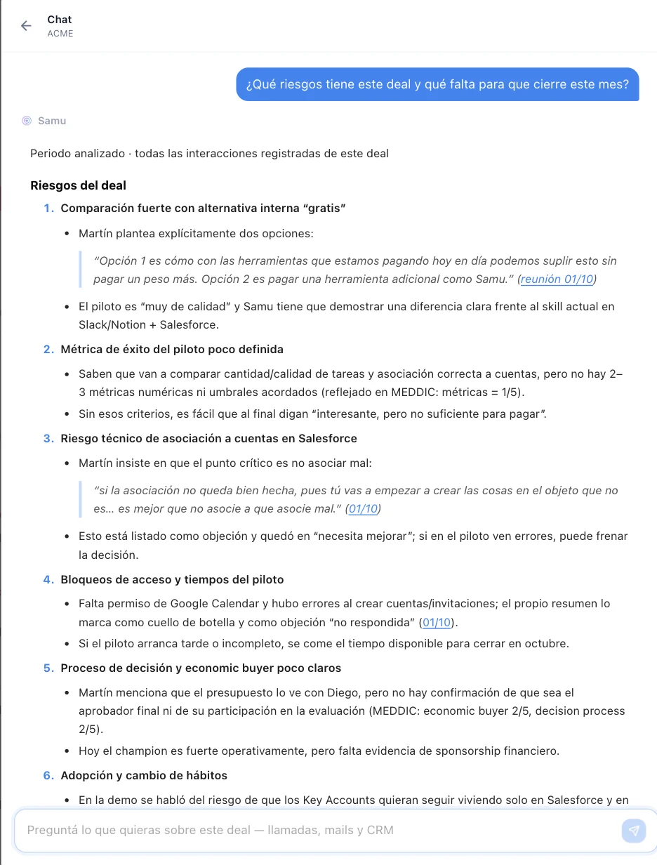 Chat de un deal en Samu Insights respondiendo qué riesgos tiene el deal y qué falta para cerrar, con citas de las conversaciones
