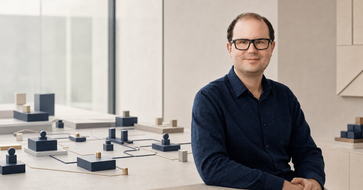 Adriano Brander, Gründer von Oprivia, in einem modernen Arbeitsumfeld.