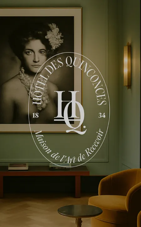 Portrait ancien dans un salon vert avec logo Hôtel des Quinconces, projet Hospitality Family.