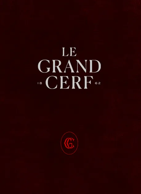 Logo « Le Grand Cerf » 1862 sur fond bordeaux, projet signé Hospitality Family.