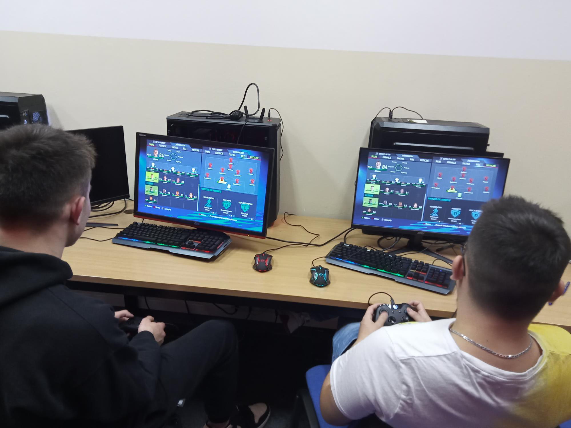 Uczniowie podczas turnieju e-sportowego w szkolnej pracowni