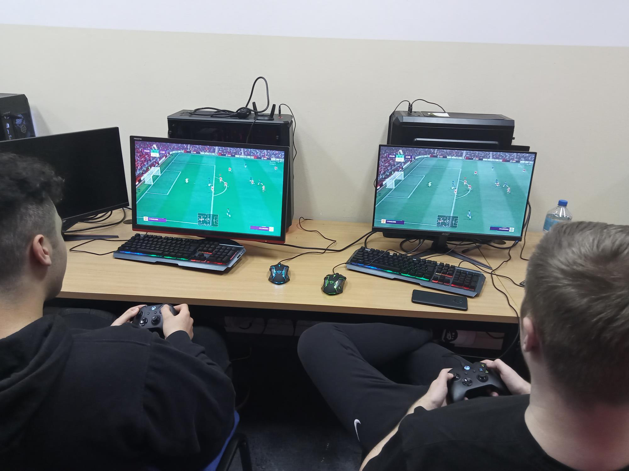 Rozgrywki na stanowiskach e-sportowych