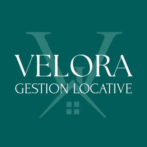 Logo Velora avec gestion locative sur fond vert avec une maison stylisée en arrière-plan.