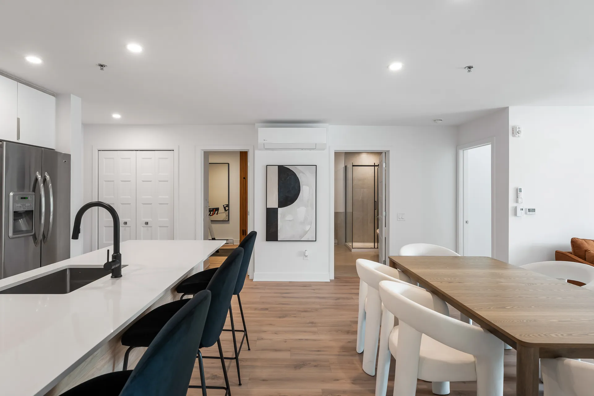 Cuisine avec îlot et électroménagers en acier inoxydable, appartement à louer à L'Épiphanie