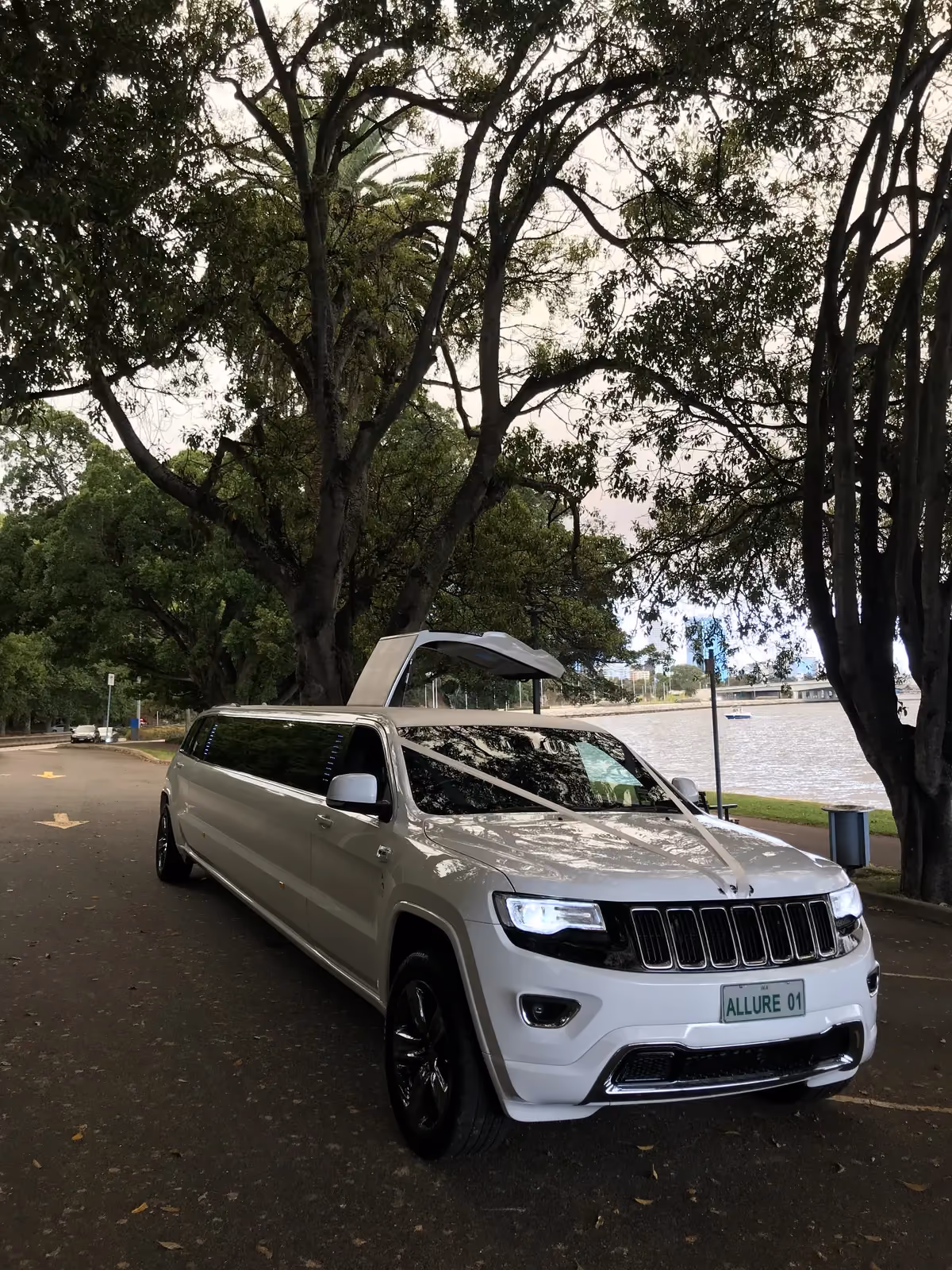 White Jeep stretch limousine, Perth