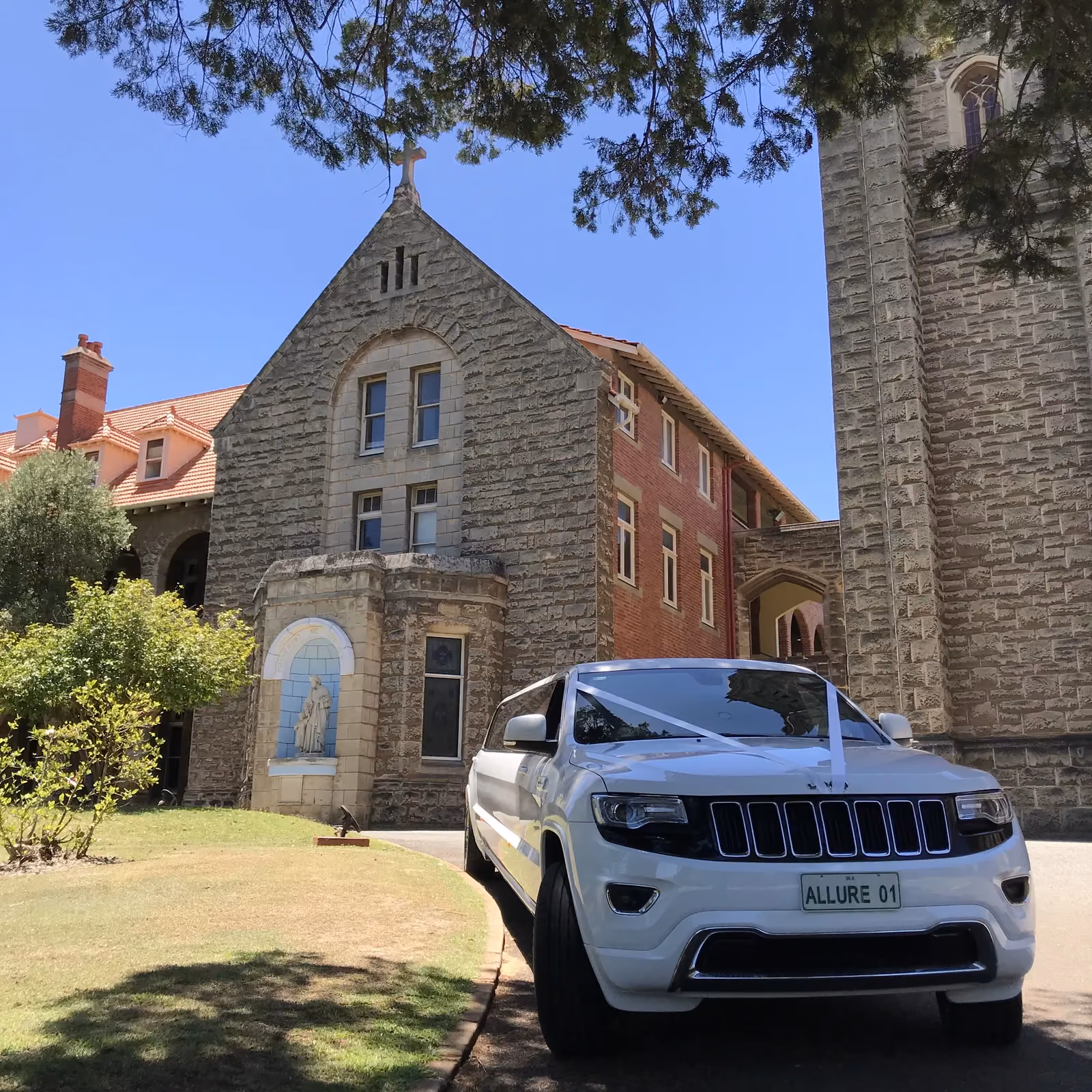 White Jeep stretch limousine, Perth