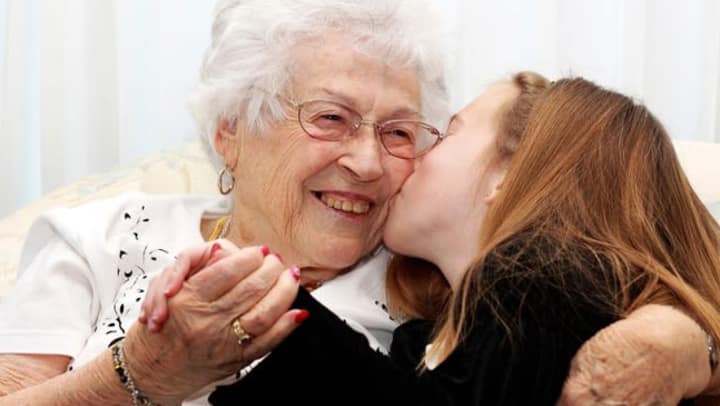 Hosting Thanksgiving? How to Make it Easier for a Parent With Dementia