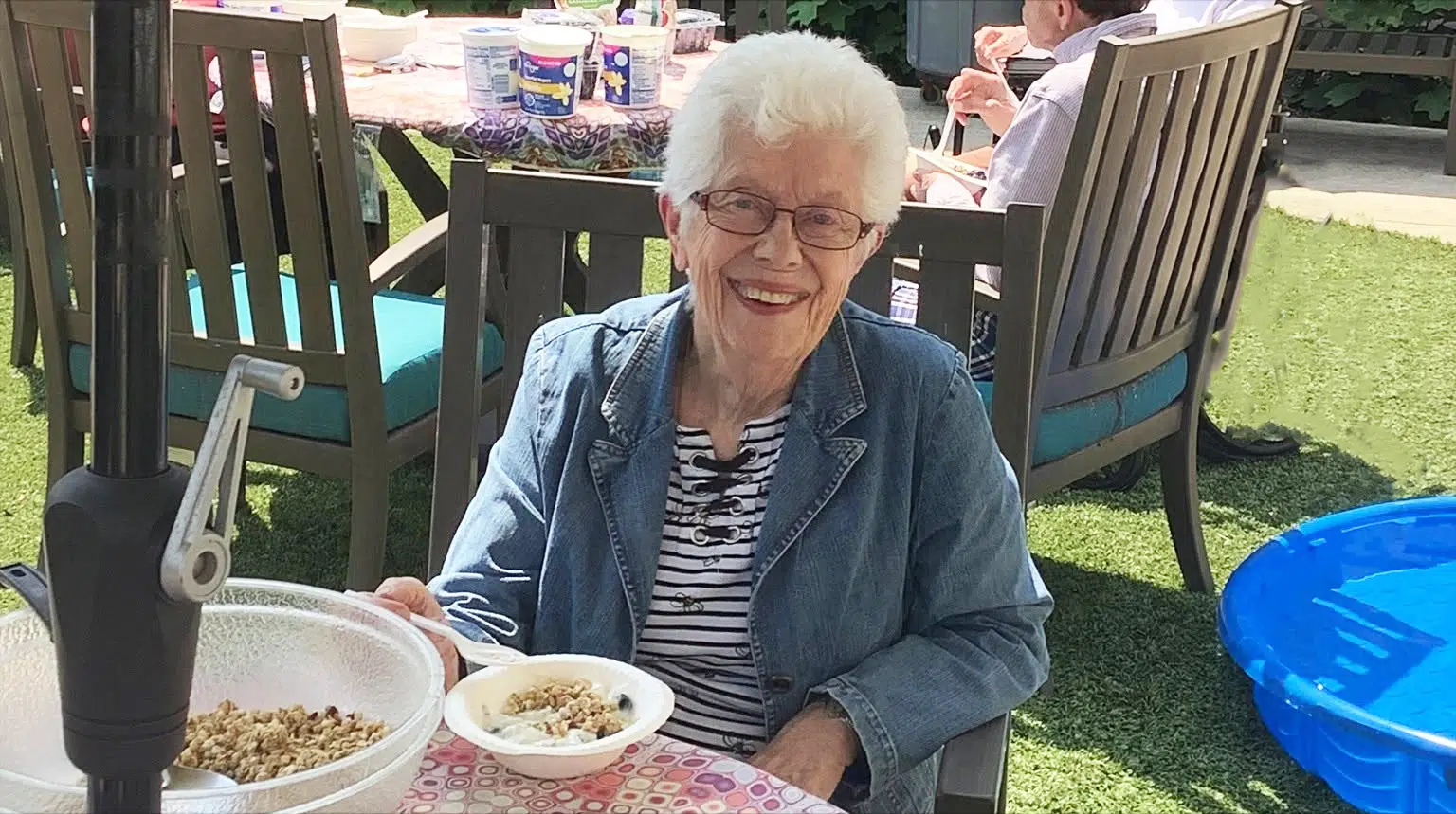 Making Summer Mealtimes Easier for a Loved One with Dementia