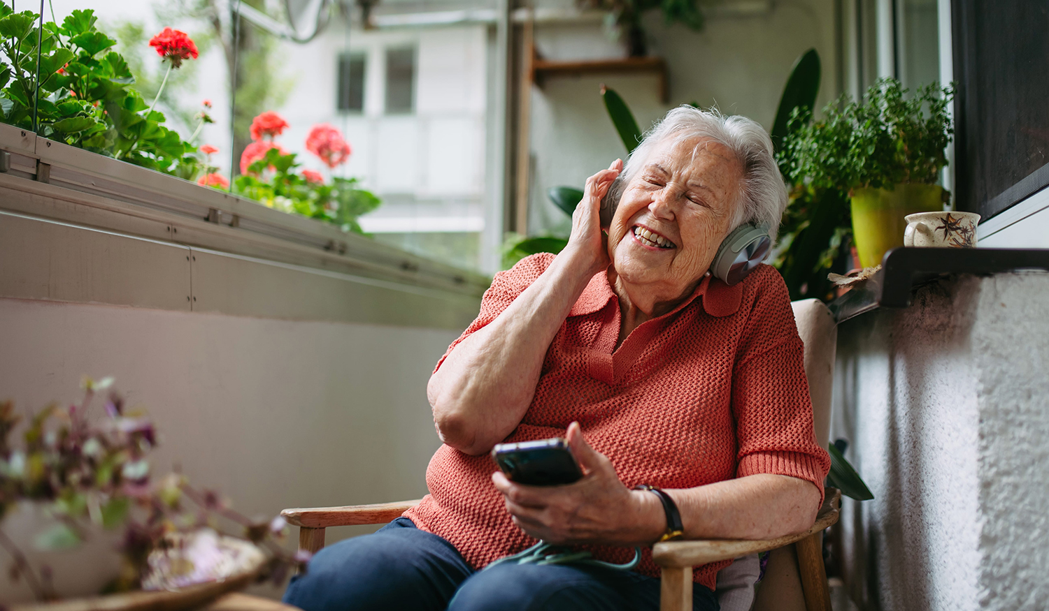 Bridging the Distance Gap: Tips to Stay Connected with a Loved One Living with Dementia