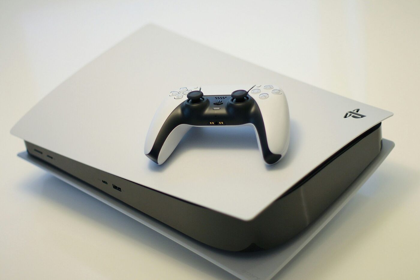 Console PS5 et sa manette DualSense, réparation de consoles de jeu à Argenteuil