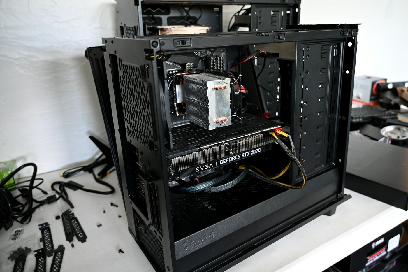 Tour de PC ouverte sur l'établi, en cours de réparation à l'atelier Flash Informatique d'Argenteuil