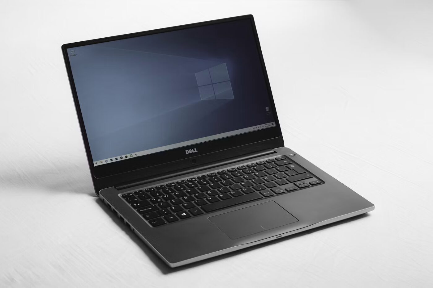 Ordinateur portable Dell ouvert sous Windows, réparation de PC portables à l'atelier Flash Informatique d'Argenteuil