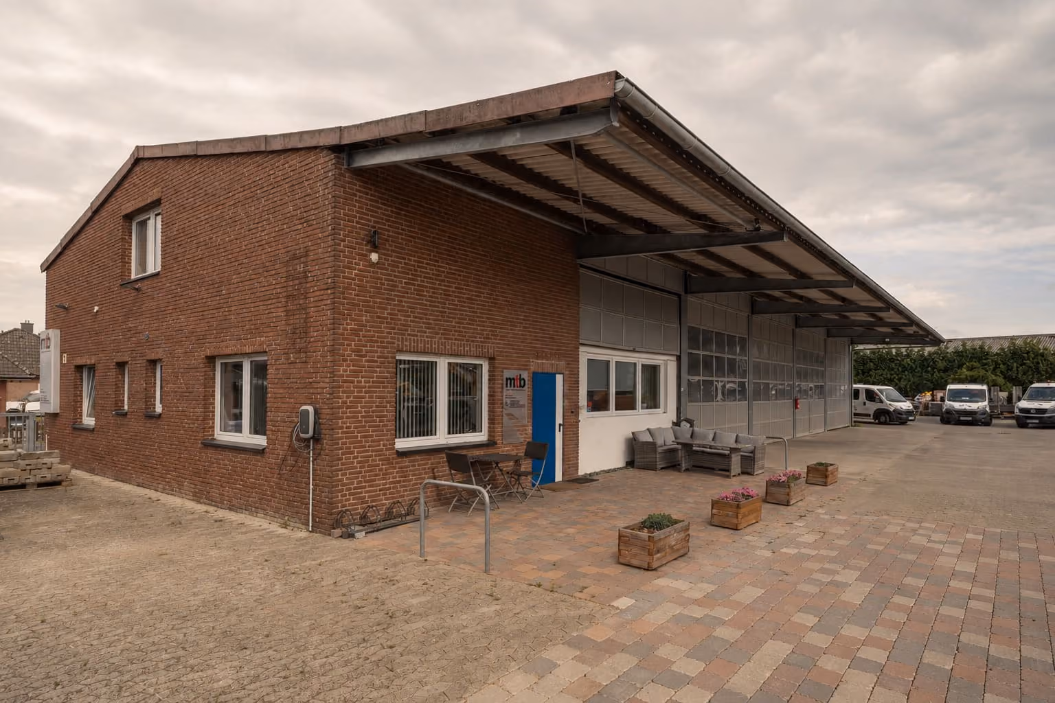 Firmengelände der mtb Straßenbau GmbH in Isernhagen mit Radladern