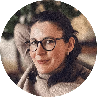 Porträtfoto von Sabrina Schuder, Psychologische Psychotherapeutin, rund freigestellt in Schwarz-Weiß