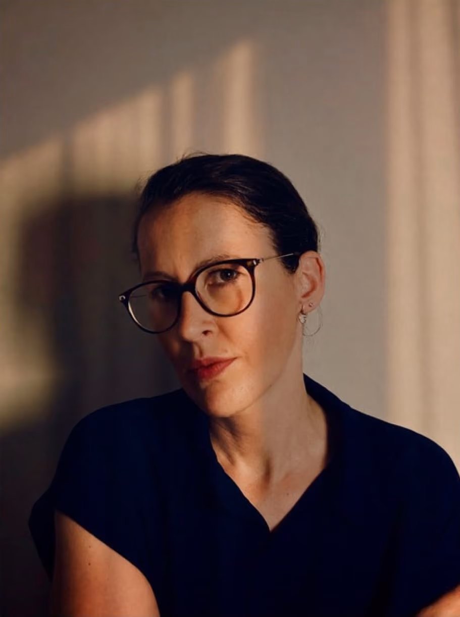 Porträt von Sabrina Schuder, Die Tiefenpsychologin, in ruhiger Atmosphäre fotografiert