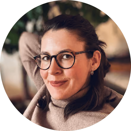 Porträtfoto von Sabrina Schuder, Die Tiefenpsychologin, mit offenem Blick in die Kamera