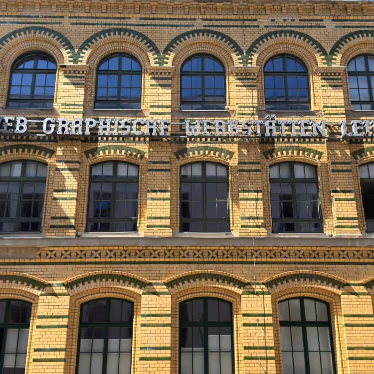 Historische Fassade der ehemaligen Graphischen Werkstätten Leipzig mit Sprossenfenstern