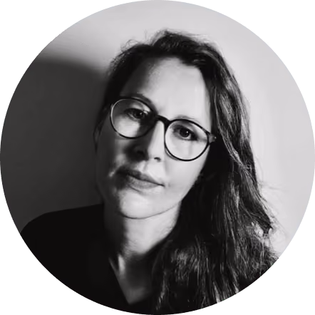 Sabrina Schuder, Psychologische Psychotherapeutin, Schwarz-Weiß-Porträt mit Brille