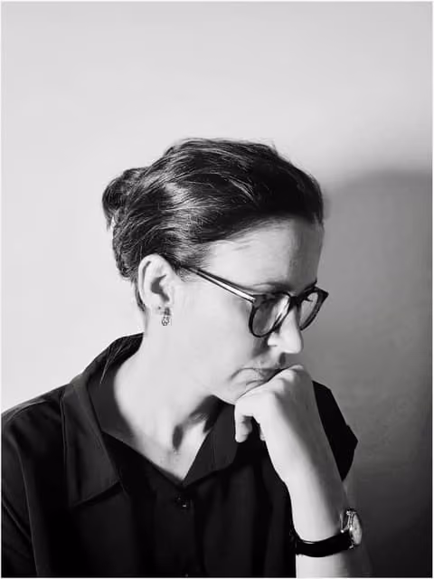 Sabrina Schuder, Psychologische Psychotherapeutin, Schwarz-Weiß-Porträt in nachdenklicher Pose