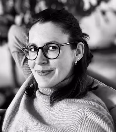 Porträtfoto von Sabrina Schuder, Psychologische Psychotherapeutin, Schwarz-Weiß-Aufnahme mit Namensschild