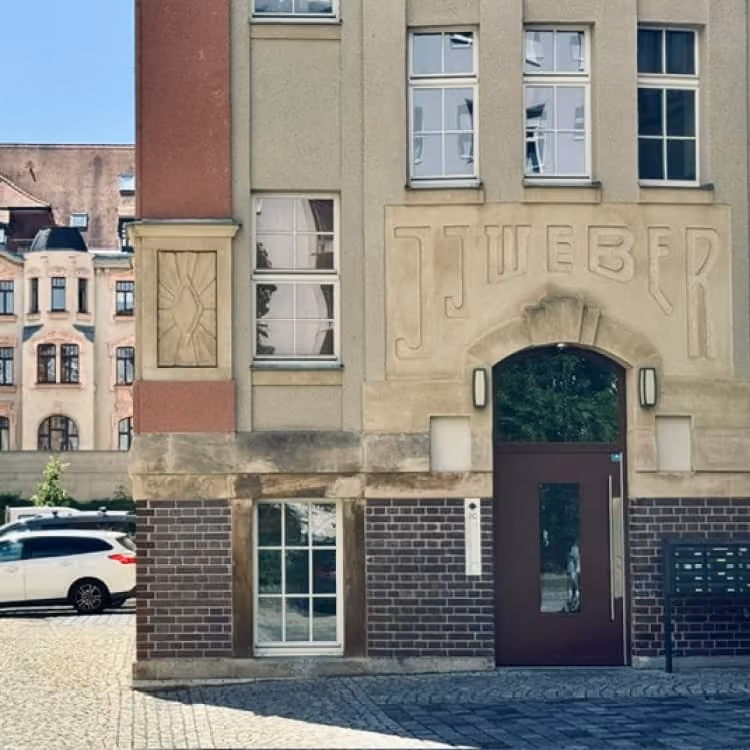 Historischer Gebäudeeingang mit Schriftzug J.J. Weber