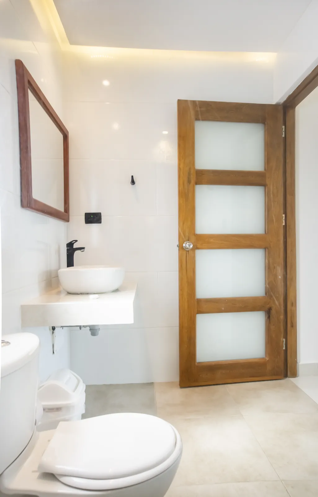 Baño privado de la Habitación Doble Estándar con lavamanos tipo vasija — Hotel Camino Palmero, Coveñas