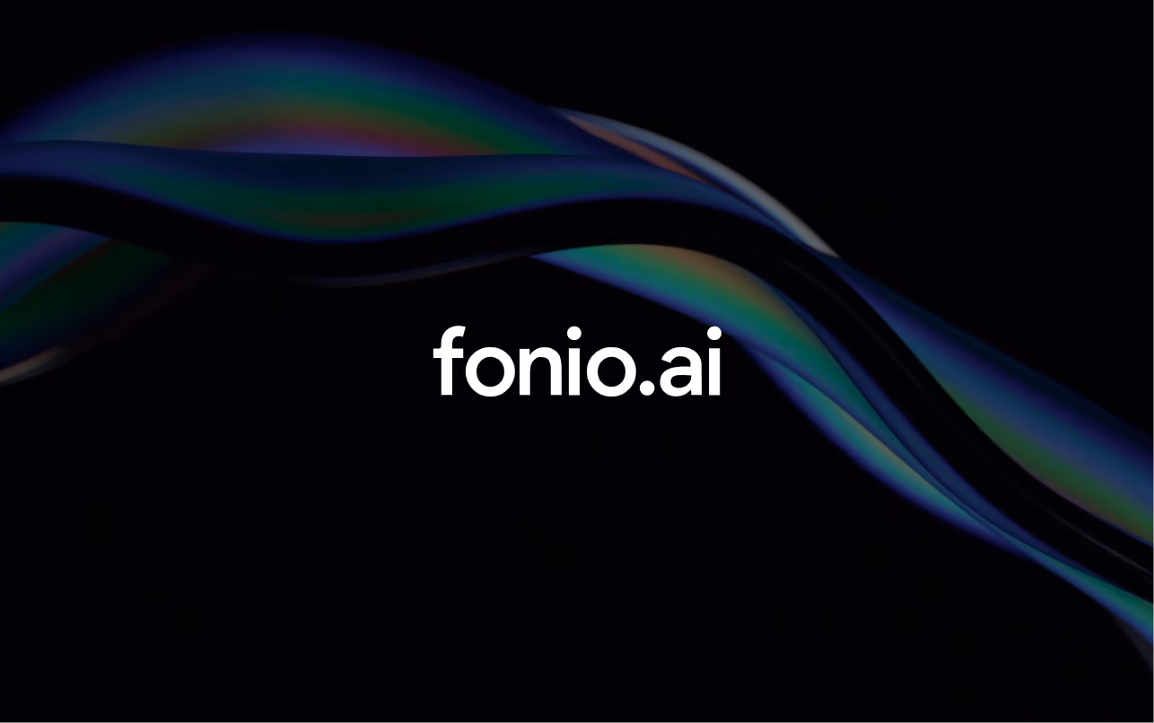 Text "fonio.ai" vor schwarzem Hintergrund mit abstrakten, bunten Lichtwellen.