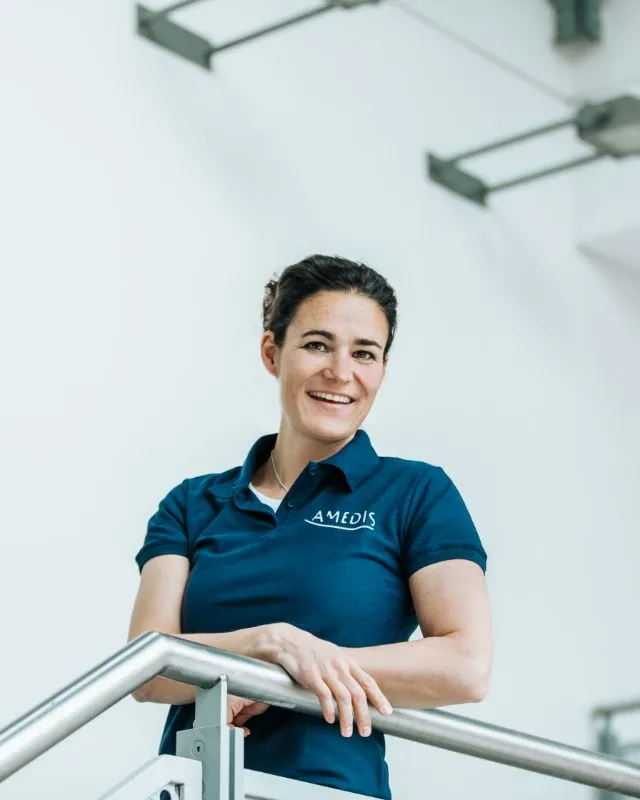 Mitarbeiterin von AMEDIS Augsburg im Praxis-Poloshirt