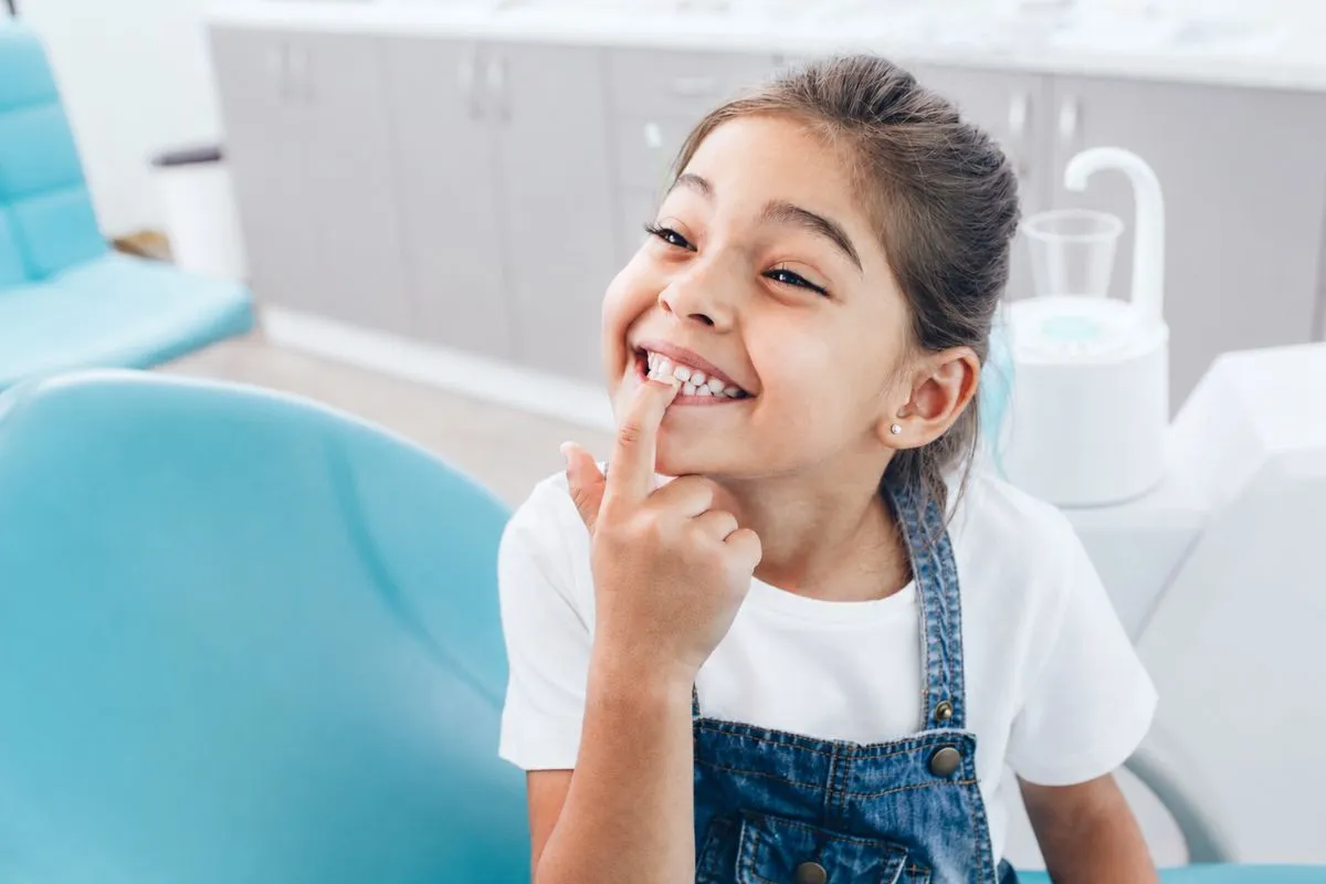 Lächelndes Kind in der Kinderzahnheilkunde bei AMEDIS Augsburg
