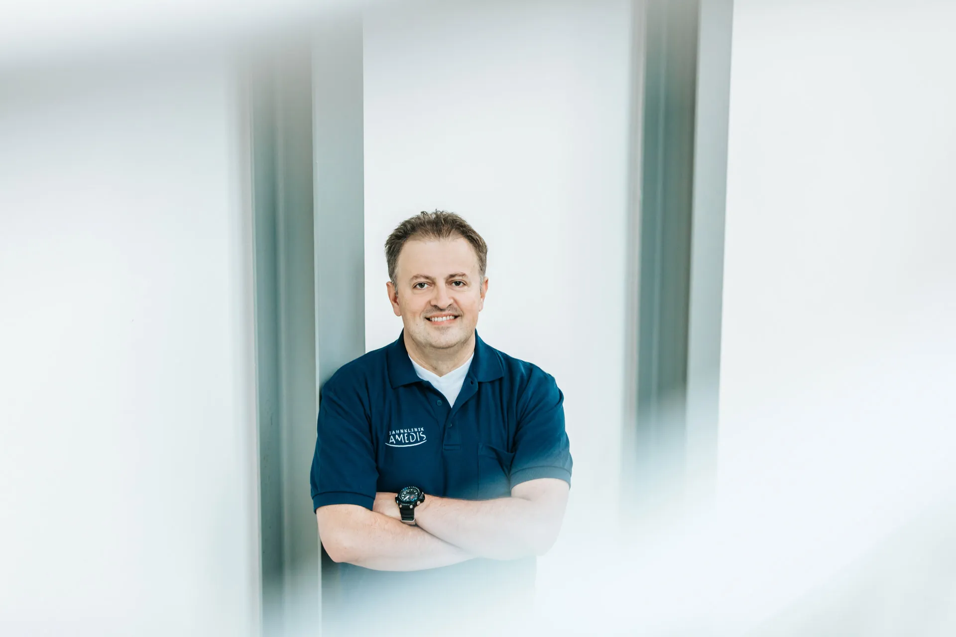 Mitarbeiter von AMEDIS Augsburg im Praxis-Poloshirt