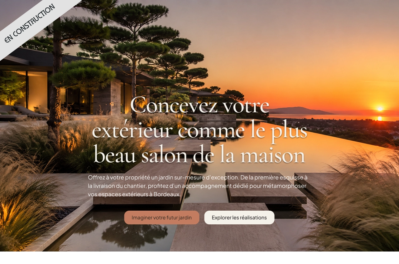 Écran d'accueil pour un cabinet paysagiste à Bordeaux, montrant une maison moderne avec une piscine à débordement au coucher du soleil.
