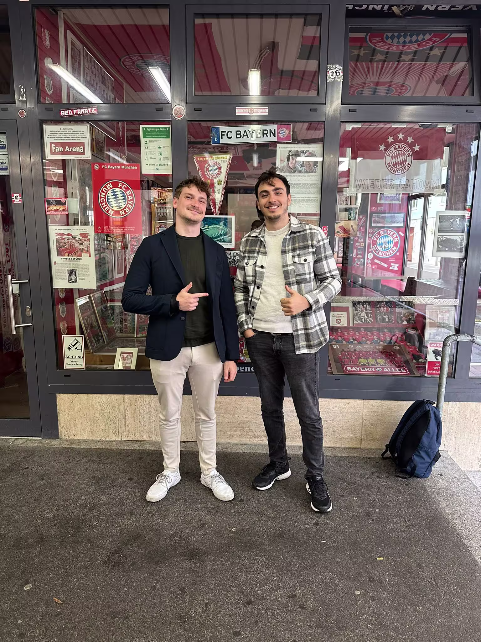 Zwei Kunden vor FC-Bayern-Fanladen.