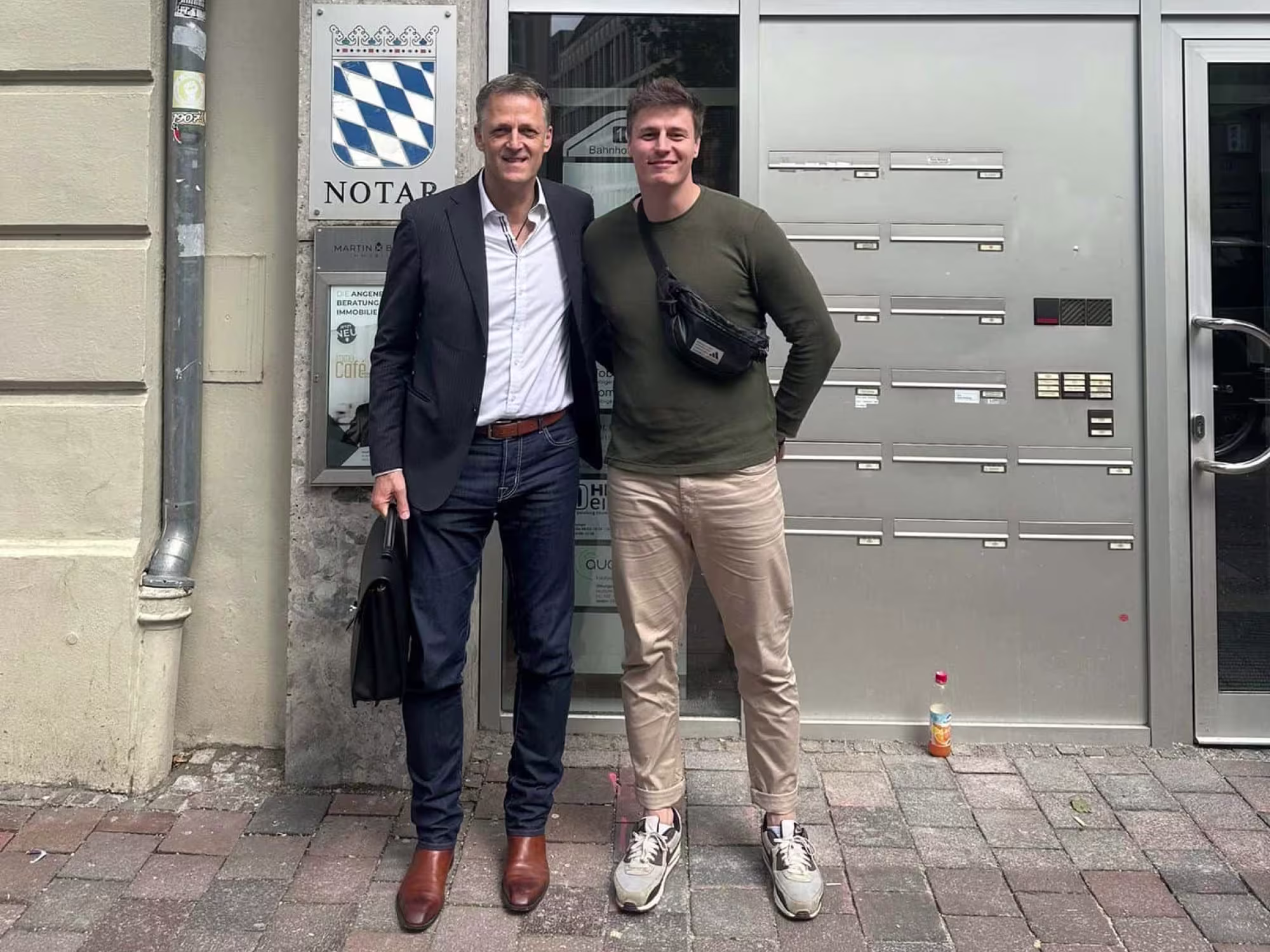 Zwei Personen vor Notariat.