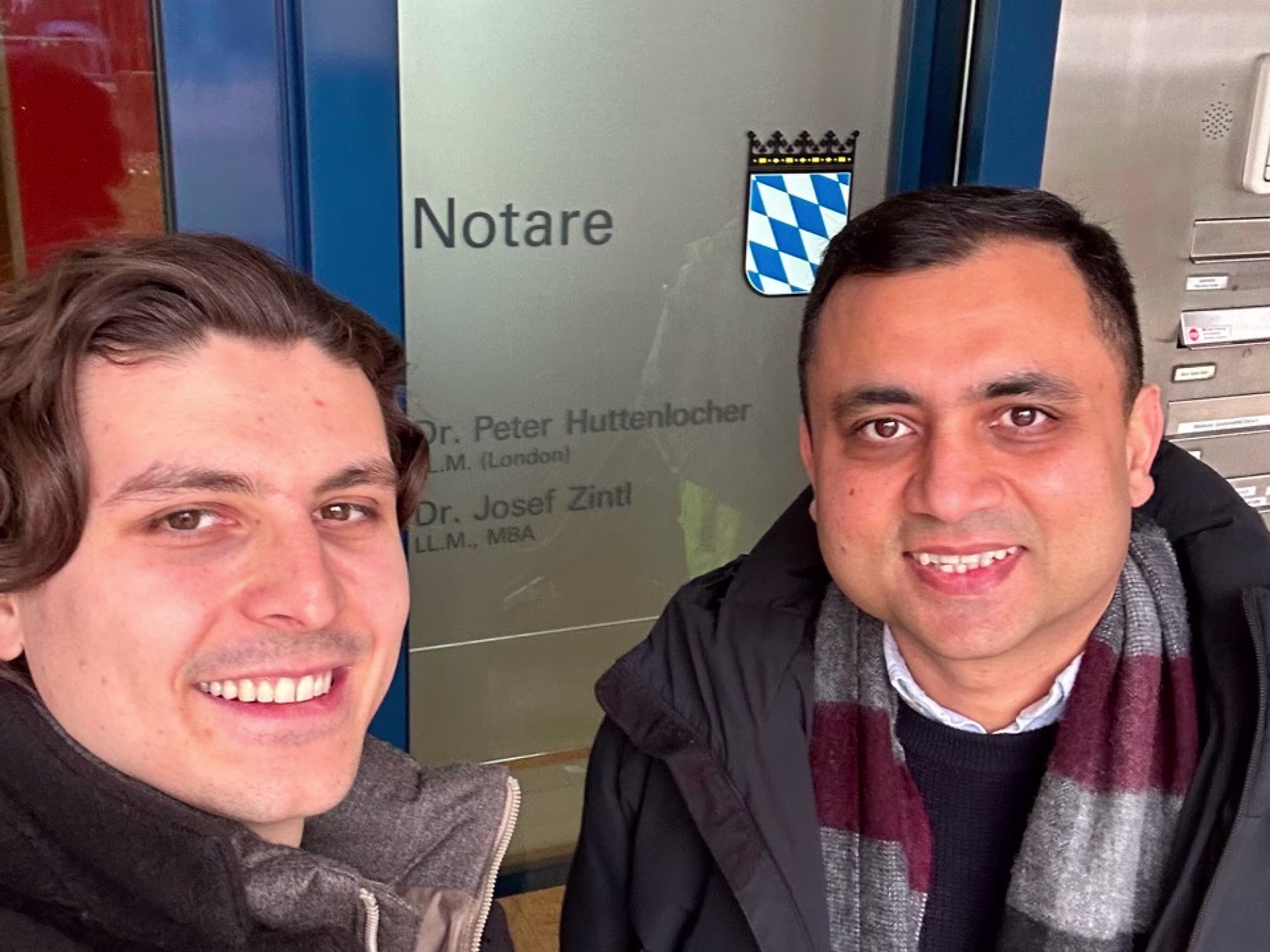 Kunden vor Notariat.