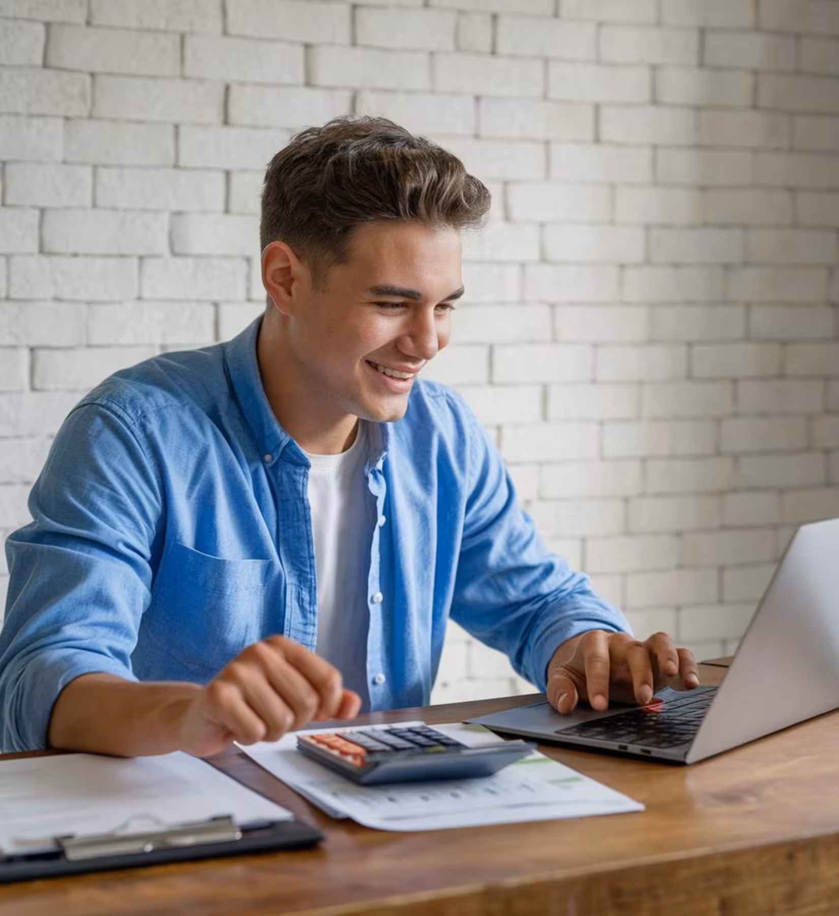 Glücklicher Mann am Laptop