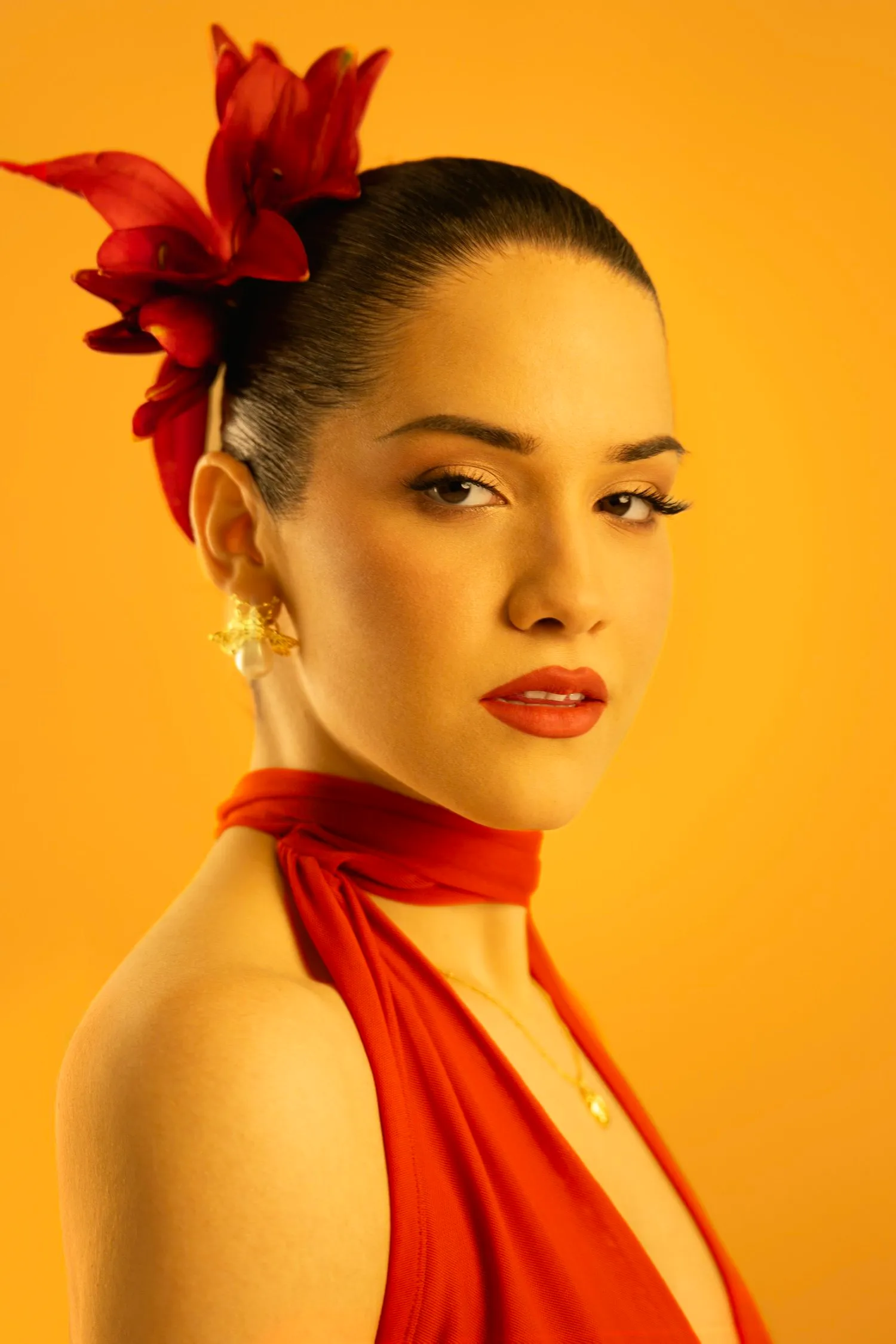 Jaylenn, singer-songwriter, portrait with a red flower