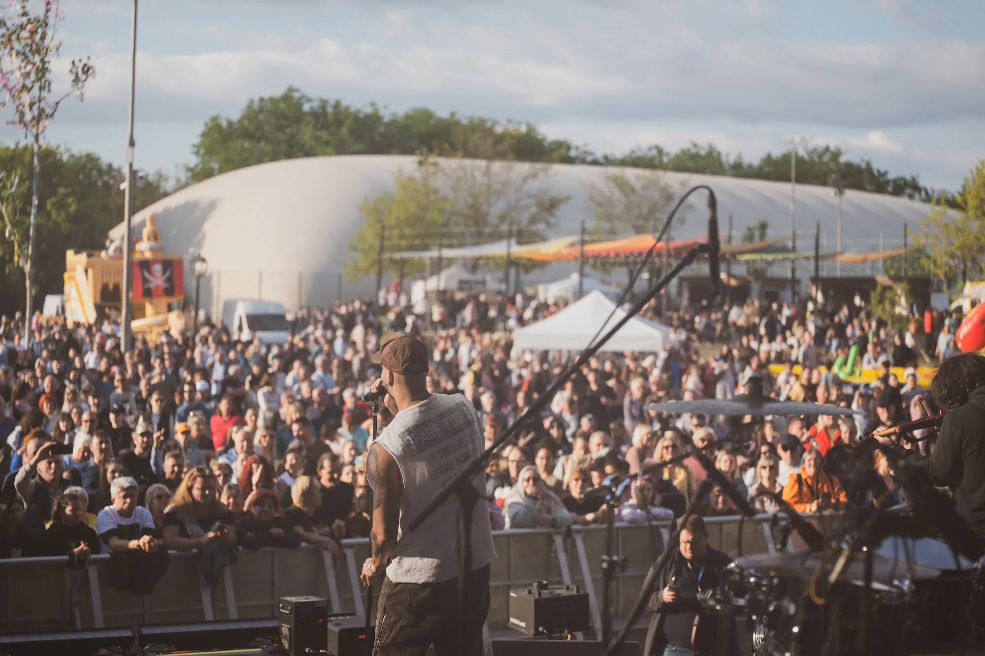 Crowd at Kállay Saunders' concert in Budapest