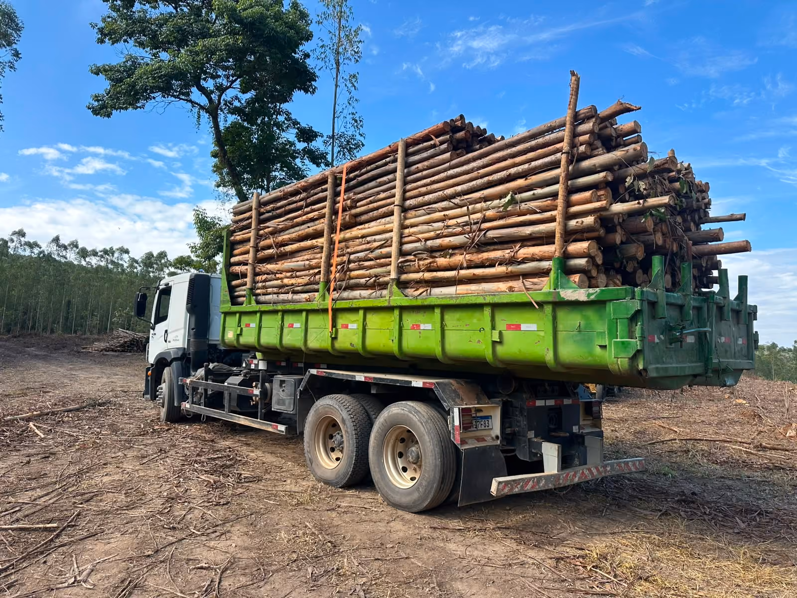 Caminhão de entrega da Mais Madeiras